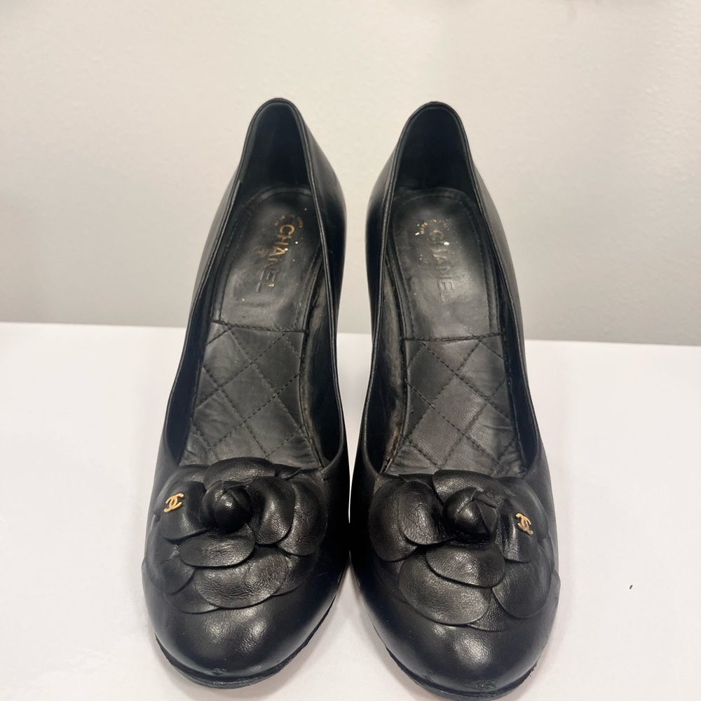 Chanel interlocking cc logo camellia pumps